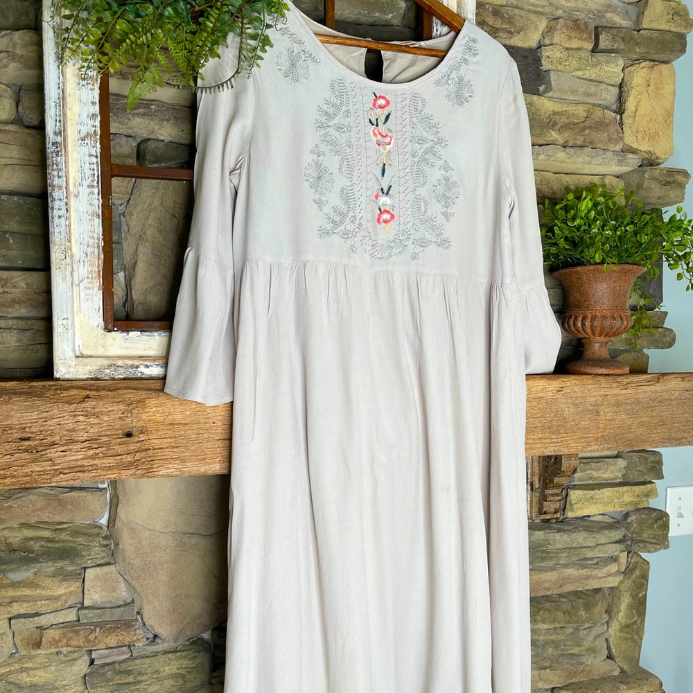 Boutique gray crepe dress with embroidery
